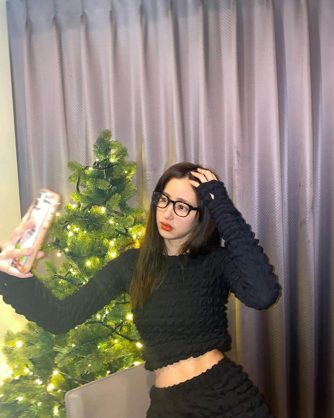 愛甲千笑美のインスタグラム：「みんなはツリーだした？🎄 3枚目はクリスマスビンゴ大会したときの🍕  📸 @hikarieee   👚 @amail_official  👓  @zoff_eyewear  #クリスマス #クリスマスツリー」