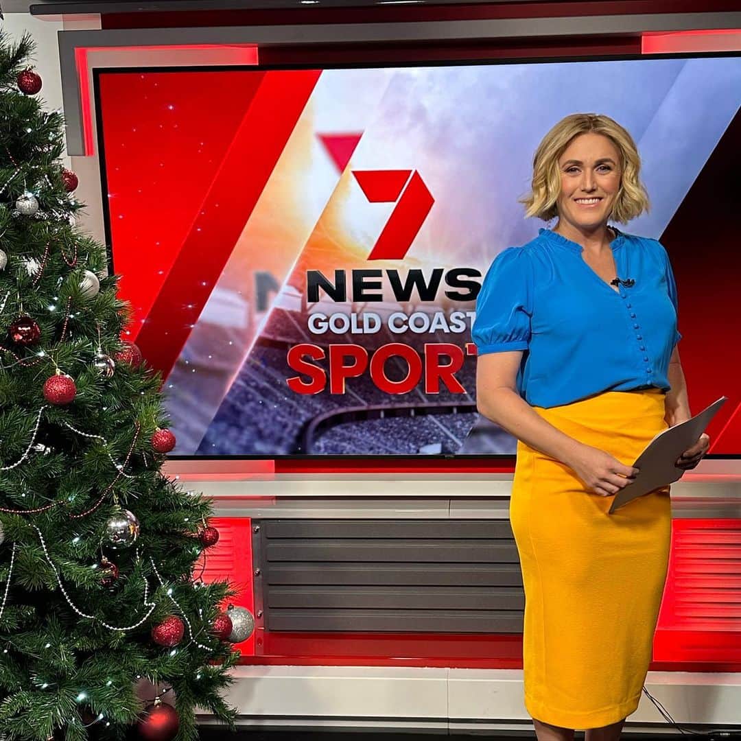 サリー・ピアソンのインスタグラム：「The countdown to Christmas has begun! 3 more sleeps to go🎄🎅🏻  With @nina__stylist help we are bringing the colour to the screens of @7newsgc for summer 🌞😎🌻」
