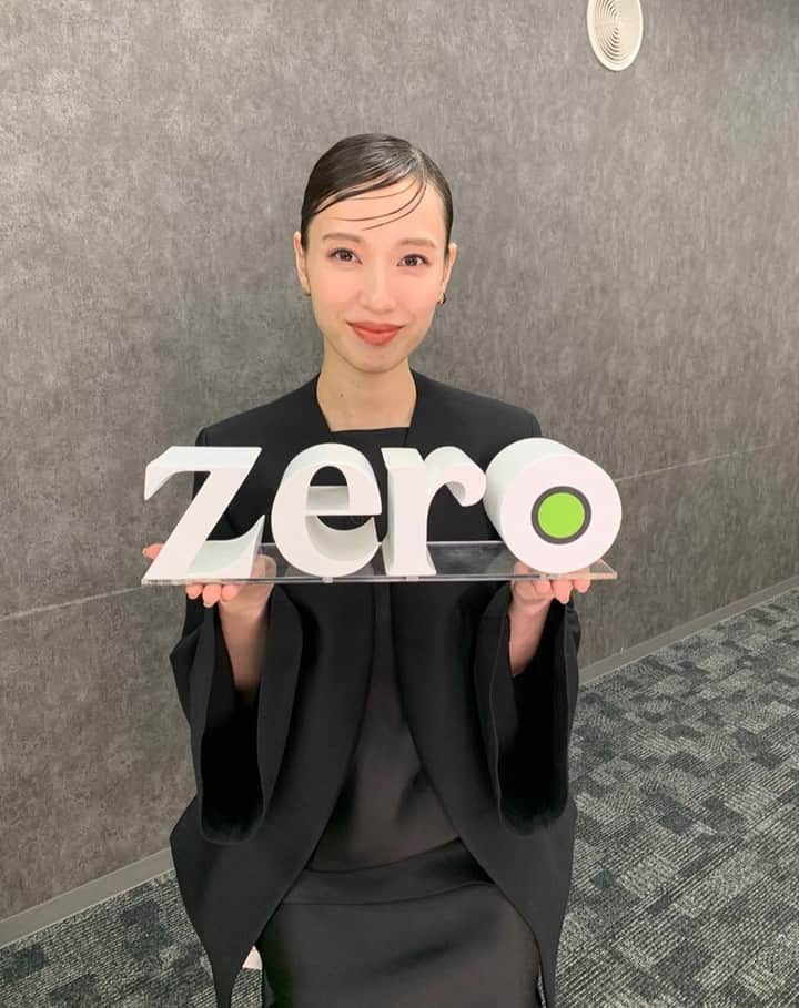 日本テレビ「news zero」のインスタグラム：「今夜のカルチャーは俳優の #戸田恵梨香 さんです。 これまでの役柄を通して自身を語った書籍「 #彼女 」を発売しました。 俳優として第一線で活躍を続けること１５年・・・ 仕事の向き合い方や葛藤をzeroのカメラに語ってくれました。  #newszero」