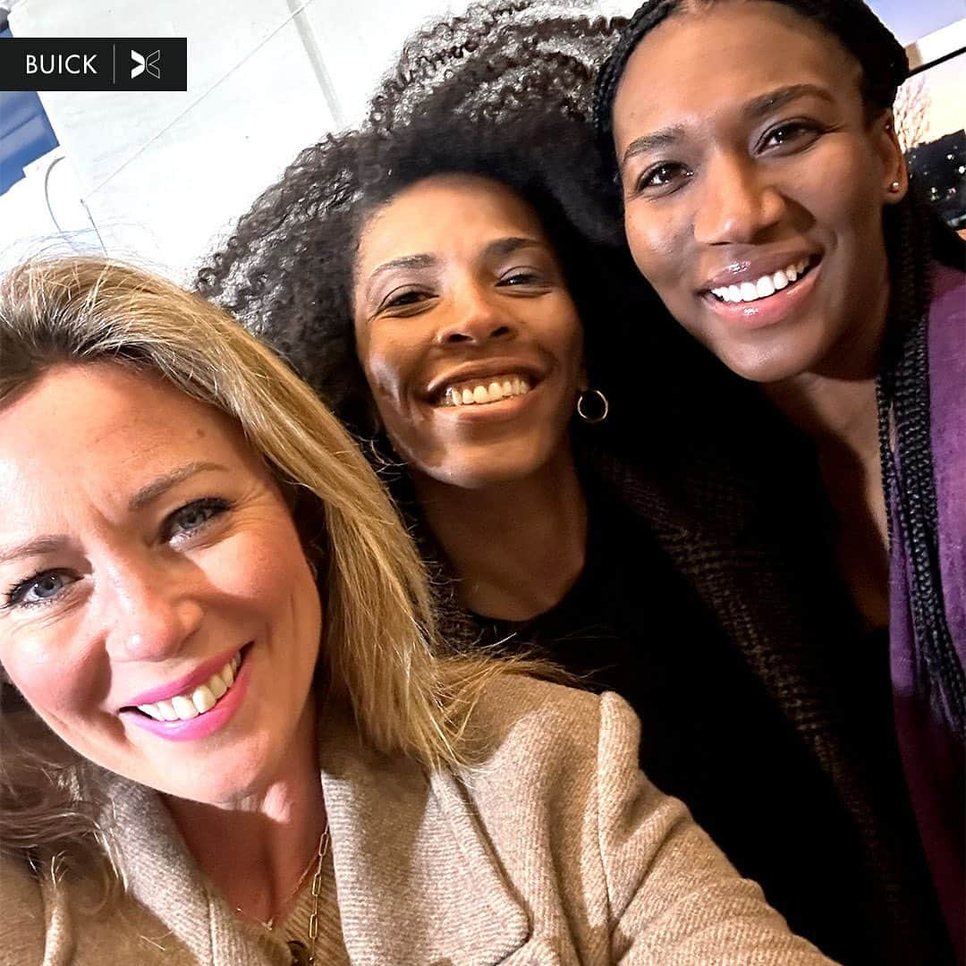 フォルケ・アキンラデウォのインスタグラム：「Nothing like volleyball in December🏐   Had so much fun at the @BuickUSA Huddle with @togethxr! Talking to @rachaeladams & @brooke_baldwin about former teams and the future of volleyball is always a blast. #SeeHerGreatness #BuickAmbassador」