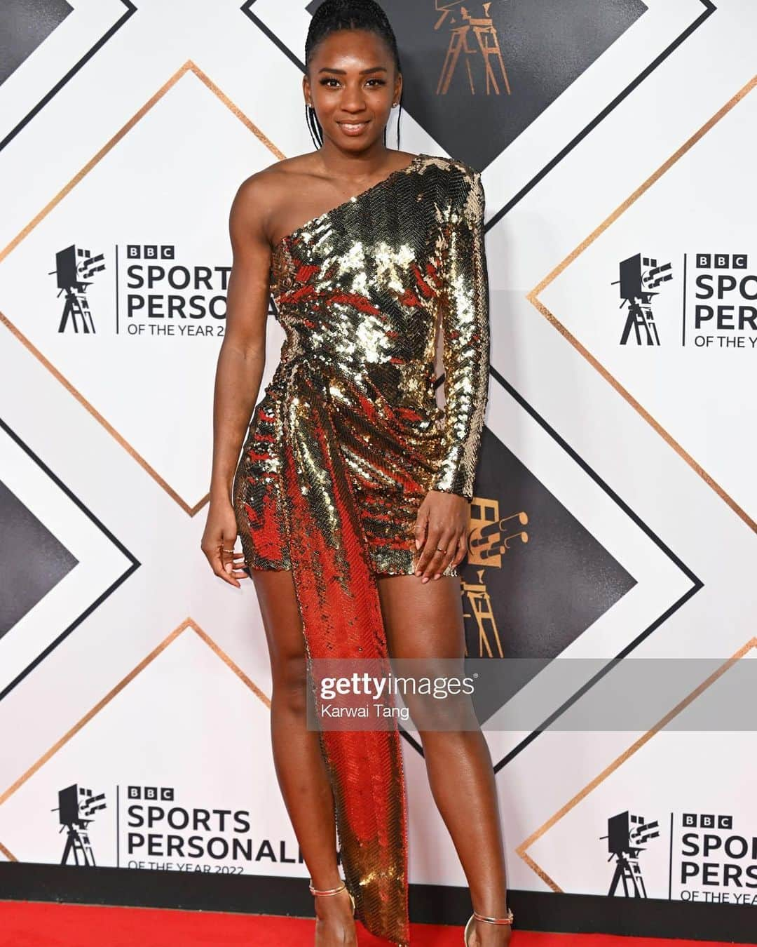 ビアンカ・ウィリアムズのインスタグラム：「About Last Night 💁🏾‍♀️ Good Vibes and Great people 🫶🏾  Dress @nadinemerabi ❤️👗  #spoty #sportspersonalityoftheyear #nadinemerabi #celinadress #golden #fashionstyle」