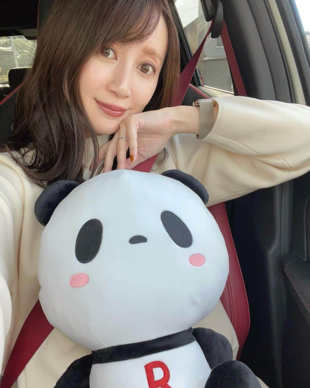 川本彩のインスタグラム：「ずっと気になってた楽天モバイル、ついに契約しました🐼📳 手続きは全てWebで✌︎ キャリア変更するのって面倒なのかなぁと今まで腰重かったけど完全に取り越し苦労だったなぁ。笑  そして何より魅力的だったのが分かりやすい料金プラン。 その月に使ったGB数に応じて支払い金額が変動して月980円(税込1,078円)〜月2,980円(税込3,278円)😳 毎月の支払い、心が平和になりそう🕊 ※公平なサービス提供のため通信速度制限する場合あり。エリア外最大1Mbps。通話料等別 無制限は楽天回線エリアのみ  二子玉川駅で買い物している時も電波ばっちりだったし、この間神戸のメリケンパークに行ったときもさくさく使えました💮 年越す前に気になってたこと達成出来てすっきり〜😆  #楽天モバイル #pr #メリケンパーク」