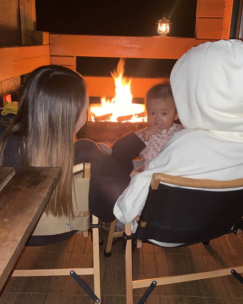 YOGOARISAのインスタグラム：「family❤️‍🔥 ・ ・ ・ かながとってくれた可愛いやつ📸 #family #camp #cottage #焚き火」