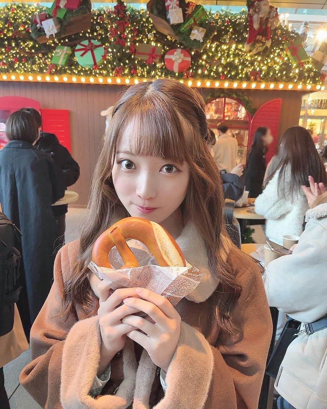 河瀬詩のインスタグラム：「・ 作り物みたいにきれいなプレッツェル🥨 初めて食べたけど美味しかった〜🫶🏻   #クリスマスマーケット  #🎄」