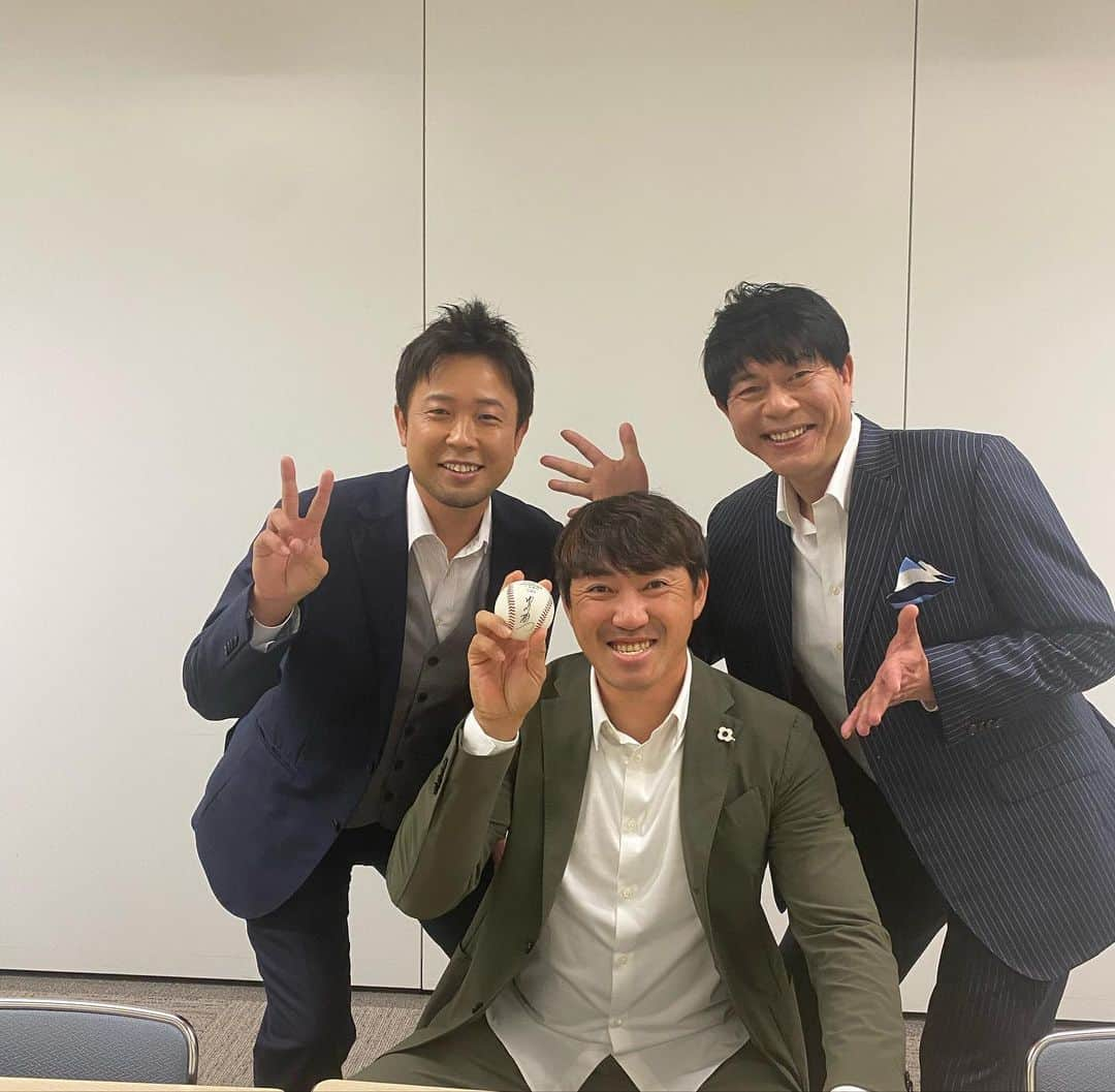 鉄平さんのインスタグラム写真 - (鉄平Instagram)「大分でウッチのNPB引退特番に出演させていただきましたー！高校時代など振り返りました。当時から存在はもちろん知ってはいたけど、改めてホント色々苦労と努力してきたんだなぁって思いました^ - ^ こんな素敵な時間に呼んでいただきありがとうございました😊 ウッチは来季から大分B-リングスでプレーします！ 1年でも長く❗️ 応援してるよ❗️^ - ^ ガンバレー❗️❗️📣⚾️  #内川聖一　#川崎憲次郎　さん #鉄平　#obs #大分放送 #一笑健命 #フルーツみたいな味がする柿」12月22日 21時04分 - teppei1227