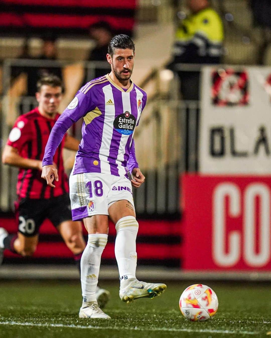 セルヒオ・エスクデロのインスタグラム：「A por la siguiente ronda @realvalladolid ⚪️🟣 Feliz de anotar mi primer gol con esta camiseta 💪🏼」