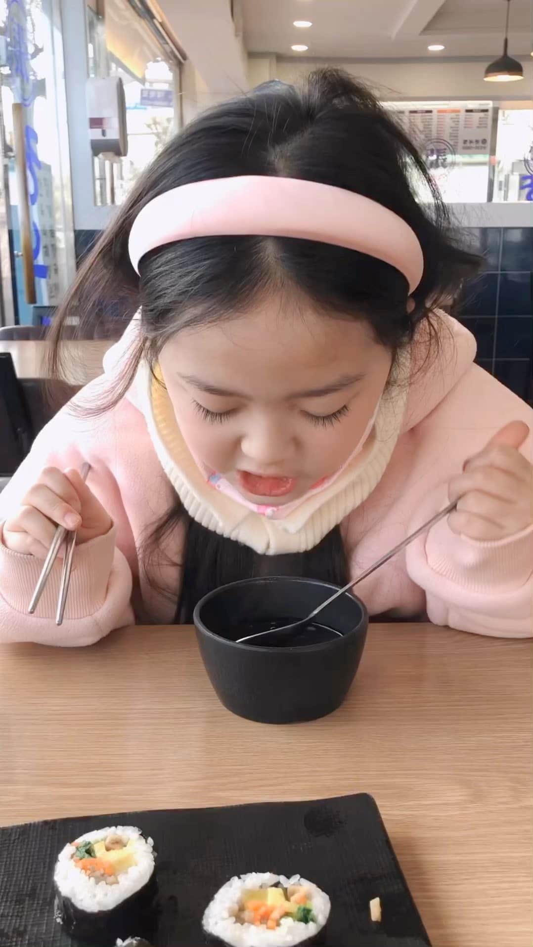 クォン・ユリのインスタグラム：「입 짧은 엄마 한 입이라도 더 먹이고픈 딸랑구🐰💗 너 많이 먹어....ㅎ 난 진짜 배부른걸....ㅎ 입 짧은 사람들 시선에선 율이 표정 친구들 너무 많이 봄ㅋㅋㅋㅋ #권율이 #율이tv」