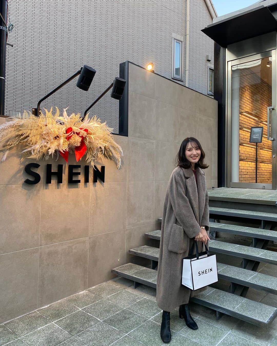 松本リコのインスタグラム：「・ ・ ・ ・ SHEIN TOKYO行ってきた！ 店内の写真を撮ってSNSで シェアするとSHEINガチャが できて楽しかった(੭ˊ꒳​ˋ)੭ ・ 何が出るかはお楽しみ♡ ・ ・ ・ 【  SHEIN TOKYO ⠀】 ◾︎アクセス: 〒150-0001 東京都渋谷区神宮前4丁目25−9 JMFビル神宮前03 ・ ・ ・ #japanesegirl #japangirl  #お洒落 #インスタグラマー  #インフルエンサー #ハーフ顔 #fashion #ファッション #shein #sheintokyo #ポップアップストア」