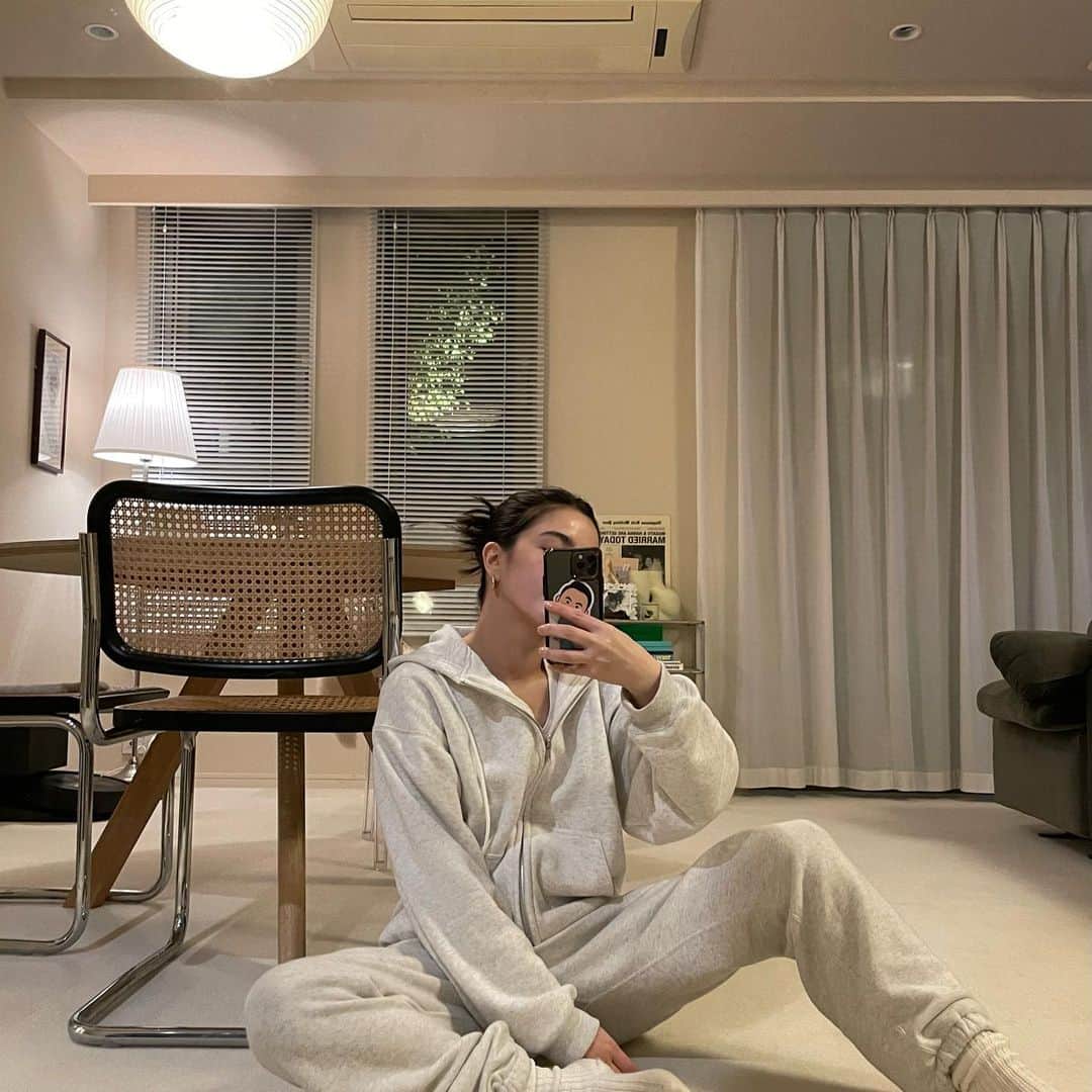 ケルク ハナのインスタグラム：「やっぱりお家がすっきー🖤」