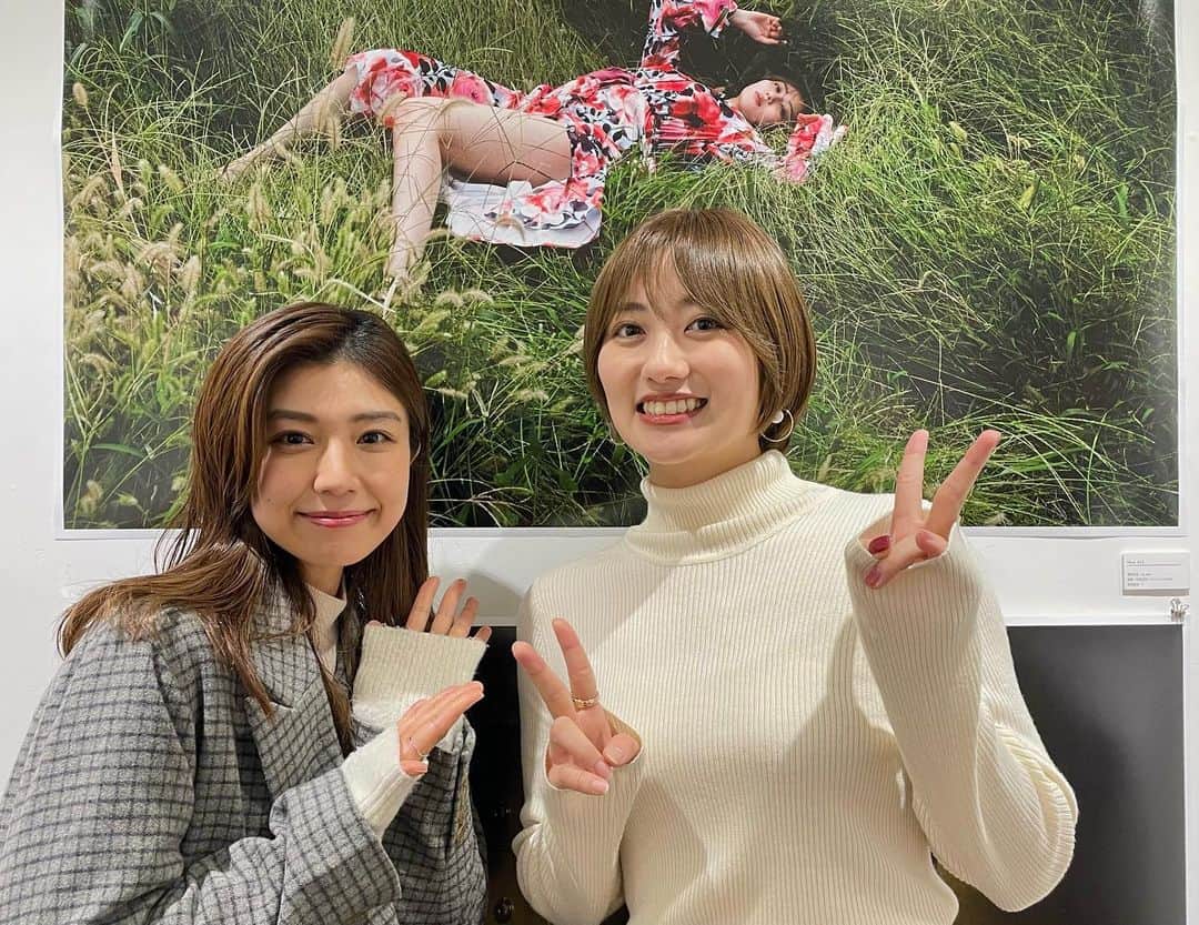 奥山かずさのインスタグラム：「なんと 由貴さん @yuki.grm が写真展に来てくれました！嬉しすぎた！！  やっぱりグラビアって良いよね〜大好きだ〜 って話をお互いに出来て楽しかったし、 寂しいけど卒業おめでとうございますを直接伝えることができてよかった🥹🥹🥹  ありがとうございました🤍🤍」