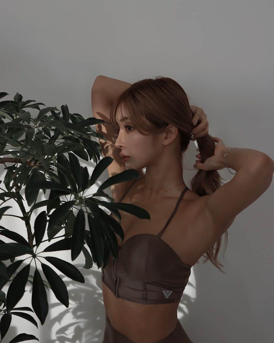 小原優花のインスタグラム：「この日はYouTubeの宅トレ動画を撮影したよ！🎥 撮り直しが地味に辛いの🦦💮笑  着用ウェアは @iral_official ❤️  IRALのブラトップは着脱可能なパッド入りで着るだけで2カップUP仕様になっています🥰 フィットネス女子の美ボディラインをメイクするこだわりウェア💄  #iral #アイラル #fitnesswear #fitnessgirl #fitnessmotivation #workout」