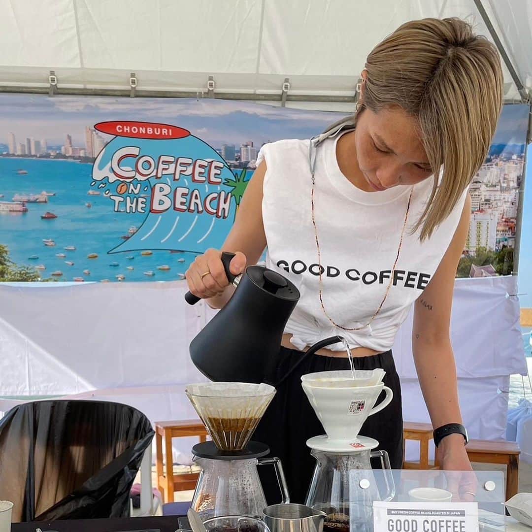 goodcoffeemeさんのインスタグラム写真 - (goodcoffeemeInstagram)「. Good Coffee participated in "Coffee On The Beach 2022" held in Pattaya Beach, Thailand. In an environment where the temperature exceeded 30℃, Good Coffee's recommended coffees from Japan Roastery were enjoyed by many local people. The event, held in a beautiful setting along the beach, was a fun experience for visitors and vendors alike, with a drip, aero-press, and tasting tournament. The event was a great inspiration for the Good Coffee Fest to be held in Japan in the future. If you get a chance next year, we would definitely like to participate in this coffee event again.  Thank you May-san @jakkapat for inviting us and Lilo-san @pupulelilo , Furukawa-San for your support! Also, @wasynical of NANA COFFEE ROASTERS (@nanacoffeeroasters) for all his help in coordinating the event and supporting us at the booth! Thank you very much 🙏 See you next time in Japan!  —————————  Good Coffeeとしてタイ・パタヤビーチで開催された「 Coffee On The Beach 2022」に参加しました。 日本とはうって変わり30℃を超える環境の中、Good Coffeeがおすすめするジャパンロースターのコーヒーをたくさんの現地の方に楽しんでいただけました。 素晴らしい環境のビーチ沿いで開催されたこのイベントでは、ドリップ・エアロプレス・テイスティングの3項目を点数で競うトーナメントが開催されたりと、来場者だけでなく出店者も楽しめる試みも。今後、日本国内で開催するGood Coffee Festにも様々よい刺激をもらいました。 来年機会をいただければ、またぜひ参加してみたいコーヒーイベントでした。  ご招待いただいたMayさん、現地でサポートいただいたリロさん、古川さん、ありがとうございました！ またNANA COFFEE ROASTERSの和伸さんには現地コーディネートからブースでのサポートまで、大変お世話になりました。ありがとうございます🙏次回は日本で会いましょう！」12月22日 22時00分 - goodcoffeeme