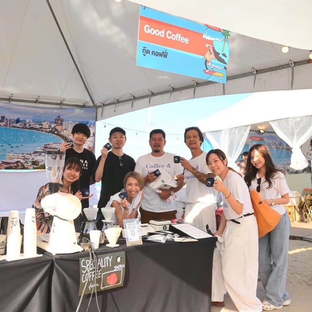 goodcoffeemeのインスタグラム：「. Good Coffee participated in "Coffee On The Beach 2022" held in Pattaya Beach, Thailand. In an environment where the temperature exceeded 30℃, Good Coffee's recommended coffees from Japan Roastery were enjoyed by many local people. The event, held in a beautiful setting along the beach, was a fun experience for visitors and vendors alike, with a drip, aero-press, and tasting tournament. The event was a great inspiration for the Good Coffee Fest to be held in Japan in the future. If you get a chance next year, we would definitely like to participate in this coffee event again.  Thank you May-san @jakkapat for inviting us and Lilo-san @pupulelilo , Furukawa-San for your support! Also, @wasynical of NANA COFFEE ROASTERS (@nanacoffeeroasters) for all his help in coordinating the event and supporting us at the booth! Thank you very much 🙏 See you next time in Japan!  —————————  Good Coffeeとしてタイ・パタヤビーチで開催された「 Coffee On The Beach 2022」に参加しました。 日本とはうって変わり30℃を超える環境の中、Good Coffeeがおすすめするジャパンロースターのコーヒーをたくさんの現地の方に楽しんでいただけました。 素晴らしい環境のビーチ沿いで開催されたこのイベントでは、ドリップ・エアロプレス・テイスティングの3項目を点数で競うトーナメントが開催されたりと、来場者だけでなく出店者も楽しめる試みも。今後、日本国内で開催するGood Coffee Festにも様々よい刺激をもらいました。 来年機会をいただければ、またぜひ参加してみたいコーヒーイベントでした。  ご招待いただいたMayさん、現地でサポートいただいたリロさん、古川さん、ありがとうございました！ またNANA COFFEE ROASTERSの和伸さんには現地コーディネートからブースでのサポートまで、大変お世話になりました。ありがとうございます🙏次回は日本で会いましょう！」
