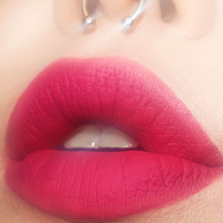 Sayaka Obaraのインスタグラム：「A cloud-like sensation ☁️  @kaleidosmakeup #SoundOfWinter Cloud Lab lip clay ROSEFIRE. . . #CloudLabLipClays #KaleidosMakeup #KaleidosPartner」