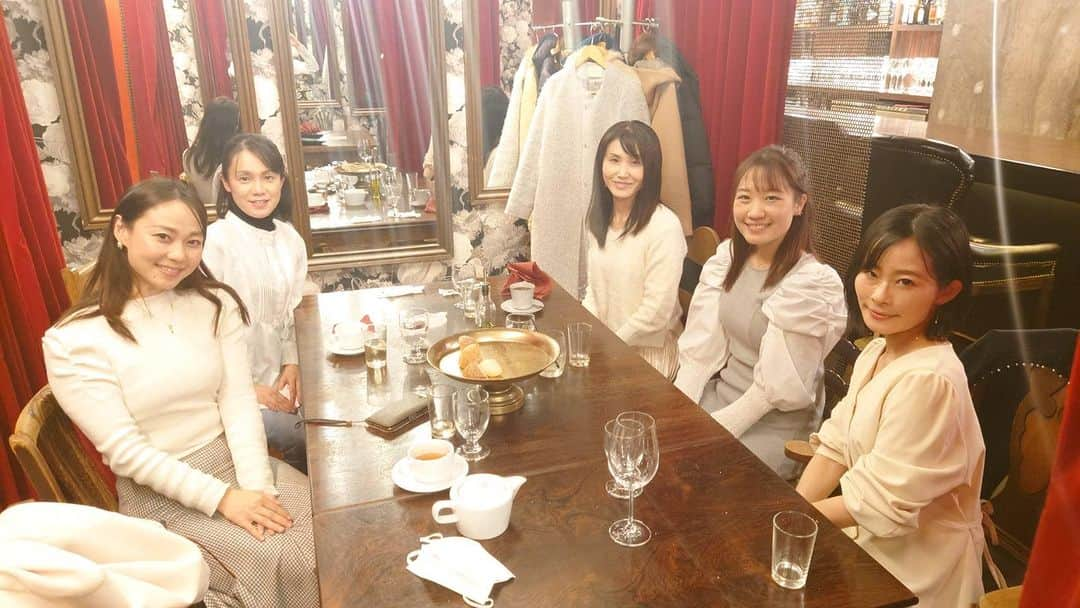 長崎真友子さんのインスタグラム写真 - (長崎真友子Instagram)「地方創生女子アナ47納会、忘年会をしました！ オンライン、オフラインで毎年全国繋いで行っています‼️  今年は、表彰式の他、ミニスピーチ大会を行い、盛り上がりました！さすがプロ❣️みなさんキャッチーに時間ピッタリにまとめてくれます♫  資料作りしながら一年を振り返ってみると、たくさんの方のお力添え、サポートがあってこの会社が成立しているなぁとつくづく実感致します🙇‍♀️本当にありがたいことです。  メンバーの皆さんも、真面目で、熱い想いを持って、そして確かな技術とコミュ力を備えた方々ばかりなので、来年はさらに皆さんのお力を引き出して、世の中の役に立っていけたらいいなと思いました💓  来年は、すでに入っているプロジェクトも大変だけどやりがいのあるピッグなものばかりなので、大忙しな女子アナ47となりそうです♫  ぜひ！面白い仕掛けを皆様とも創ってまいりましょう♫一足早く、メリークリスマス🎄🎁  #地方創生　#女子アナ47 #街づくり #地方移住 #地方活性化　#納会　#忘年会　#地域おこし協力隊 #広報　#イベント　#動画制作　#女子アナ　#フリーアナウンサー　#団体　#社会貢献」12月22日 22時32分 - mayuko_nagasaki