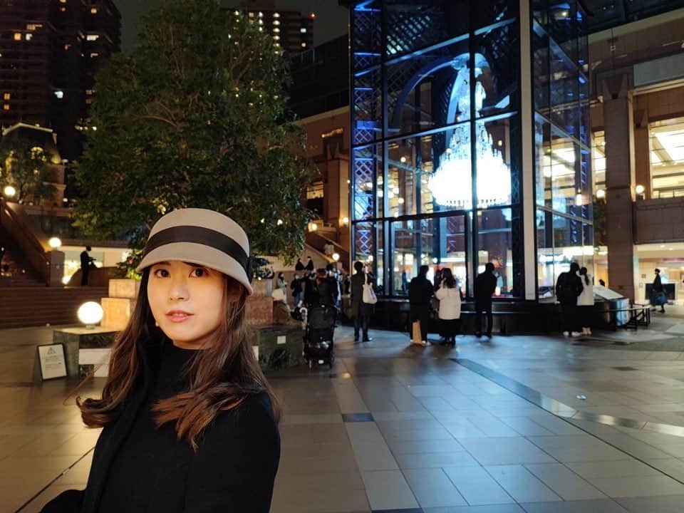 上野瑚子のインスタグラム：「誕生日に買ってもらった帽子お気に入り👒  . . . #恵比寿ガーデンプレイス #恵比寿 #バカラのシャンデリア #クリスマス #christmas #イルミネーション」