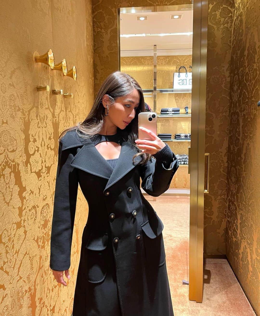 のインスタグラム：「Sooooooo cool🖤🖤🖤  #dolcegabbana #ロングコート #wintermood #メーテル」