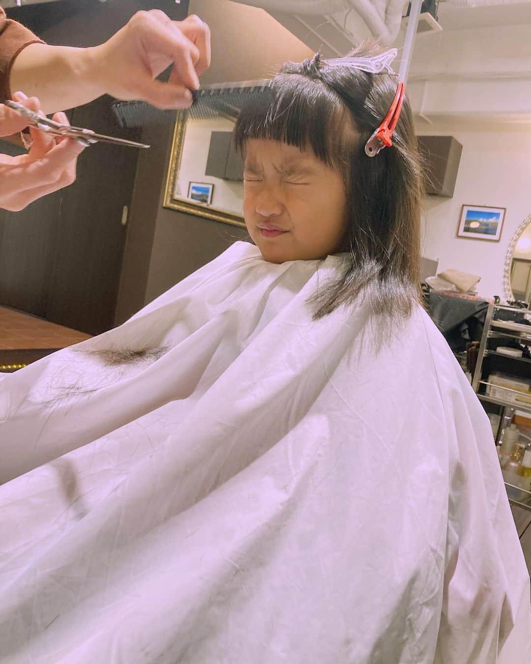 川畑雅秀さんのインスタグラム写真 - (川畑雅秀Instagram)「初めての美容院😊 パパが前髪切るのは、今後やらない事を宣言しました😅  #3歳 #女の子 #初めての美容院 #美容院 #switch #杉本町 #月ちゃん #かわばたくん #吉本芸人」12月22日 22時44分 - kawabata.kun