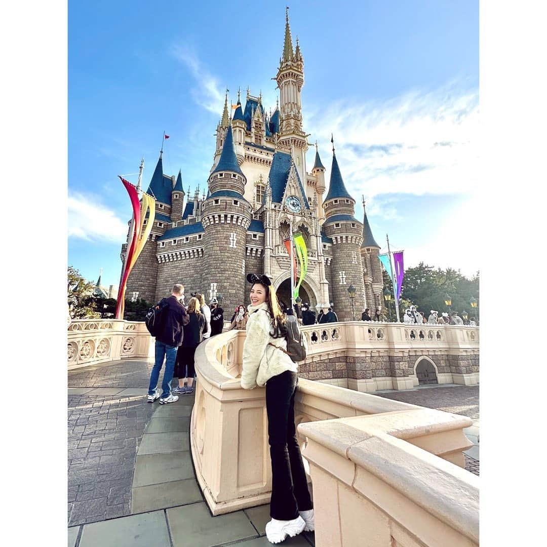 笹丘明里さんのインスタグラム写真 - (笹丘明里Instagram)「. 広角カメラにしたら 麦わらの一味👒🏴‍☠️みたいな頭身になった シンデレラ城前🏰❄️🤍笑 . 大親友とクリスマスディズニー🎄💕 @chinami_chris . #ディズニーランド #ディズニーコーデ #ディズニーリゾート #カチューシャ #ディズニーカチューシャ #シンデレラ #シンデレラ城 #ディズニー写真部 #ディズニー風景 #ディズニー写真 #ディズニークリスマス #クリスマス #クリスマスディズニー #Disney #tokyodisneyland #disneyresort #disneyland #冬ディズニー #bff #ディズニー好きな人と繋がりたい #ディズニーグッズ #笹丘明里 #東京ディズニーランド #xmasdisney #東京ディズニーリゾート #disneyxmas #christmasdisney #disneychristmas #tokydisneyresort #ディズニー部」12月22日 22時58分 - akari_sasaoka