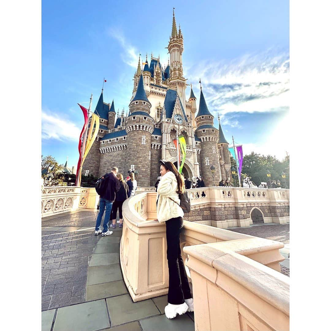 笹丘明里さんのインスタグラム写真 - (笹丘明里Instagram)「. 広角カメラにしたら 麦わらの一味👒🏴‍☠️みたいな頭身になった シンデレラ城前🏰❄️🤍笑 . 大親友とクリスマスディズニー🎄💕 @chinami_chris . #ディズニーランド #ディズニーコーデ #ディズニーリゾート #カチューシャ #ディズニーカチューシャ #シンデレラ #シンデレラ城 #ディズニー写真部 #ディズニー風景 #ディズニー写真 #ディズニークリスマス #クリスマス #クリスマスディズニー #Disney #tokyodisneyland #disneyresort #disneyland #冬ディズニー #bff #ディズニー好きな人と繋がりたい #ディズニーグッズ #笹丘明里 #東京ディズニーランド #xmasdisney #東京ディズニーリゾート #disneyxmas #christmasdisney #disneychristmas #tokydisneyresort #ディズニー部」12月22日 22時58分 - akari_sasaoka