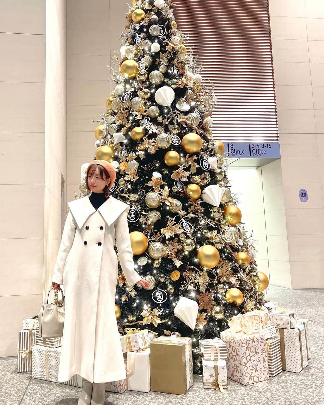 鈴木泉帆のインスタグラム：「最近買ったマーメイドコートとベレー帽♡ 綺麗なツリーの前で写真撮ってもらいました🎄 いよいよクリスマスだ〜！  私がアンバサダーを務めているミュゼで大人気の、 両ワキ・Vラインが回数無制限で脱毛できちゃう 『両ワキ・Vライン完了保証コース』の100円での販売が年内で終了してしまうそうです🥲  脱毛したことのない方も 一回したけどまた生えてきちゃったという方も これが最後のチャンス！ぜひお試しください♪  詳細が気になる方は「ミュゼ」で検索👀  #ミュゼ　#ミュゼプラチム　#ミュゼアンバサダー　#脱毛 #脱毛サロン　#クリスマス　#クリスマスコーデ #クリスマスツリー #ベレー帽」