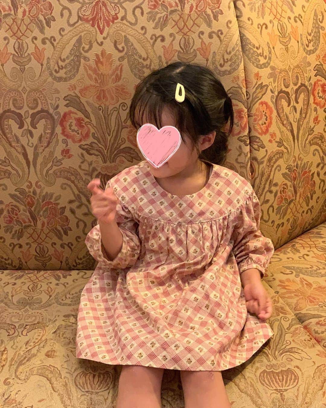 赤松麻里菜さんのインスタグラム写真 - (赤松麻里菜Instagram)「先日長女の4歳のお誕生日祝いでディズニーへ🏰🖤 泊まりで2日間ともシーに行きました🧜‍♀️♬ 2日目は雨が降ったり止んだりだったけど🌂ホウキでお絵描きさせてもらったり🧹ジャンボリミッキーの最前が当たったり🥺🎷良いこともあって良かった🧒🏻💕 そしてやっぱりミラコスタは子連れの強い味方…エントランスをいちいち出なくて良いのが便利過ぎる👏😇 次はまた春かなあ🌸 ・ さて今週から冬休みがスタート🎄 習い事も全部終わったから毎日まったり☃️ 東京も雪降って欲しいなあ❄️ #子連れディズニー #子連れ旅行 #お誕生日ディズニー #ミラコスタ #ディズニーハロウィン #雨の日ディズニー #冬休み #女の子ママ #姉妹ママ #2人育児 #2歳差育児 #3歳差育児 #ママライフ #育休 #育休中 #育休中の過ごし方 #赤ちゃんのいる生活 #赤ちゃんのいる暮らし #骨格ウェーブ #骨格ウェーブコーデ #イエベ #イエベ春」12月22日 23時14分 - marigram0726