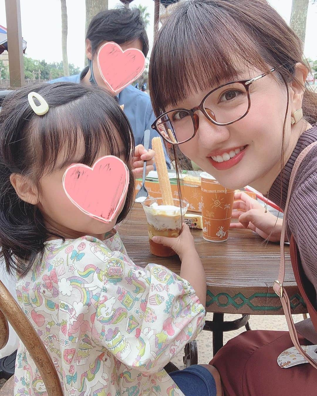 赤松麻里菜のインスタグラム：「先日長女の4歳のお誕生日祝いでディズニーへ🏰🖤 泊まりで2日間ともシーに行きました🧜‍♀️♬ 2日目は雨が降ったり止んだりだったけど🌂ホウキでお絵描きさせてもらったり🧹ジャンボリミッキーの最前が当たったり🥺🎷良いこともあって良かった🧒🏻💕 そしてやっぱりミラコスタは子連れの強い味方…エントランスをいちいち出なくて良いのが便利過ぎる👏😇 次はまた春かなあ🌸 ・ さて今週から冬休みがスタート🎄 習い事も全部終わったから毎日まったり☃️ 東京も雪降って欲しいなあ❄️ #子連れディズニー #子連れ旅行 #お誕生日ディズニー #ミラコスタ #ディズニーハロウィン #雨の日ディズニー #冬休み #女の子ママ #姉妹ママ #2人育児 #2歳差育児 #3歳差育児 #ママライフ #育休 #育休中 #育休中の過ごし方 #赤ちゃんのいる生活 #赤ちゃんのいる暮らし #骨格ウェーブ #骨格ウェーブコーデ #イエベ #イエベ春」