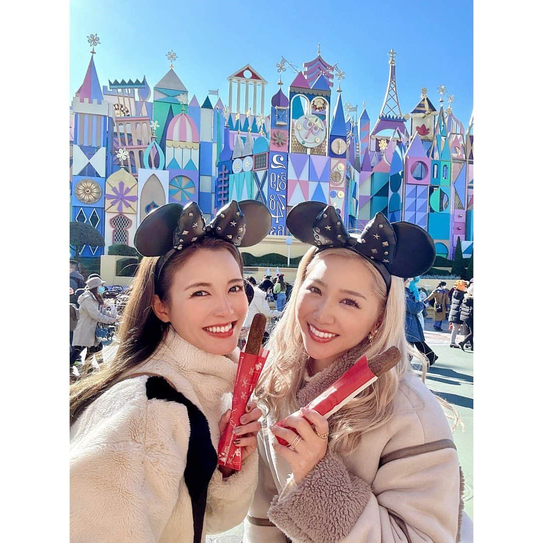 笹丘明里のインスタグラム：「. 大親友の @chinami_chris と クリスマスディズニーを大満喫🎄🤎 . とりあえず フードとアトラクションを ずっと交互に渡り歩いていた🤣🍿🎢 . . #ディズニーランド #ディズニーコーデ #ディズニーリゾート #カチューシャ #ディズニーカチューシャ #bestie #シンデレラ城 #ディズニー写真部 #ディズニー風景 #ディズニー写真 #ディズニークリスマス #クリスマス #クリスマスディズニー #Disney #tokyodisneyland #disneyresort #disneyland #冬ディズニー #bff #ディズニー好きな人と繋がりたい #ディズニーグッズ #笹丘明里 #東京ディズニーランド #xmasdisney #東京ディズニーリゾート #disneyxmas #christmasdisney #disneychristmas #tokydisneyresort #ディズニー部」