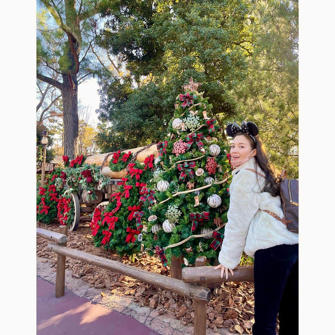 笹丘明里さんのインスタグラム写真 - (笹丘明里Instagram)「. そこら中がクリスマス仕様で、 どこもかしこも可愛くて たまらなかった🥰🎄🤍 . . #ディズニーランド #ディズニーコーデ #ディズニーリゾート #カチューシャ #ディズニーカチューシャ #actress #シンデレラ城 #ディズニー写真部 #ディズニー風景 #ディズニー写真 #ディズニークリスマス #クリスマス #クリスマスディズニー #Disney #tokyodisneyland #disneyresort #disneyland #冬ディズニー #bff #ディズニー好きな人と繋がりたい #ディズニーグッズ #笹丘明里 #東京ディズニーランド #xmasdisney #東京ディズニーリゾート #disneyxmas #christmasdisney #disneychristmas #tokydisneyresort #ディズニー部」12月22日 23時22分 - akari_sasaoka