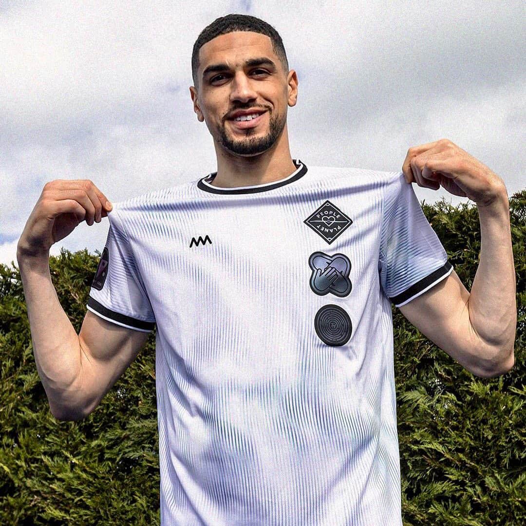 レオン・バログンのインスタグラム：「Four years with Common Goal Four years teaming up with @yedinaija  Four years making a difference through football  ⚽️❤️🌍」