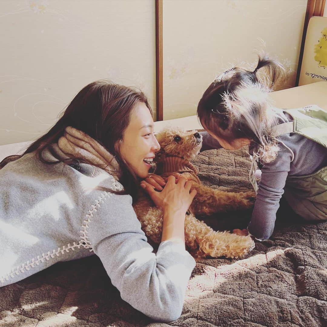 相武紗季のインスタグラム：「年末は怒涛の毎日。そんな中で実家に帰ったり、七五三の写真を撮ったり。やりたいこと全てやり切っていい年始を迎えられそう。今年もあと数日、何事も丁寧に、そして笑顔で過ごそっと。 今年最後のI.M.Aも配信です！ #artistspoken  #I.M.A」