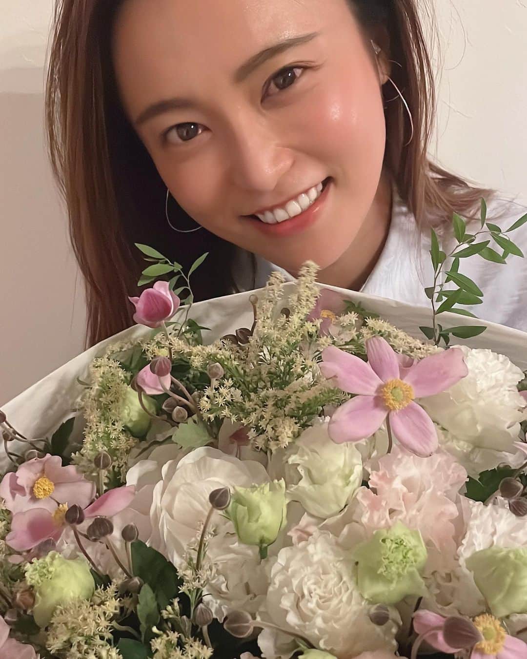 小島瑠璃子のインスタグラム：「✨ 29歳になりました❣️ 写真集も今日12月23日発売で とっても幸せな誕生日です🥰 みんないつもありがとう。 可愛いパワフルな30代に突入する 準備の年にします！！！ ラスト20代👠」