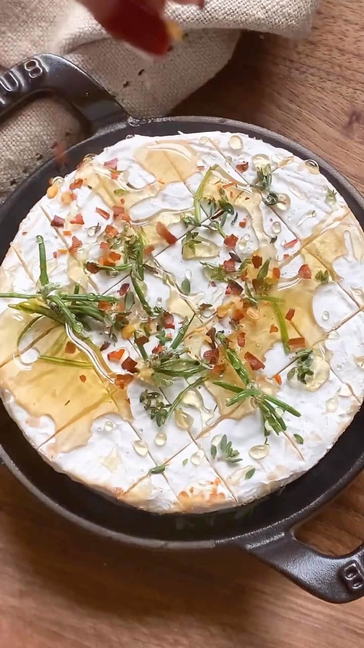 ゾーイ・サグのインスタグラム：「If you’re looking for a way to reinvent the camembert wheel this Christmas, then today’s article is just for you 🧀 This gorgeously gooey baked cheese is a dinner party classic, and for good reason! Find 15 ways to get your camembert fix this Christmas on Zoella.com now [link in story and bio]  🎞️ : @lindseyeats」