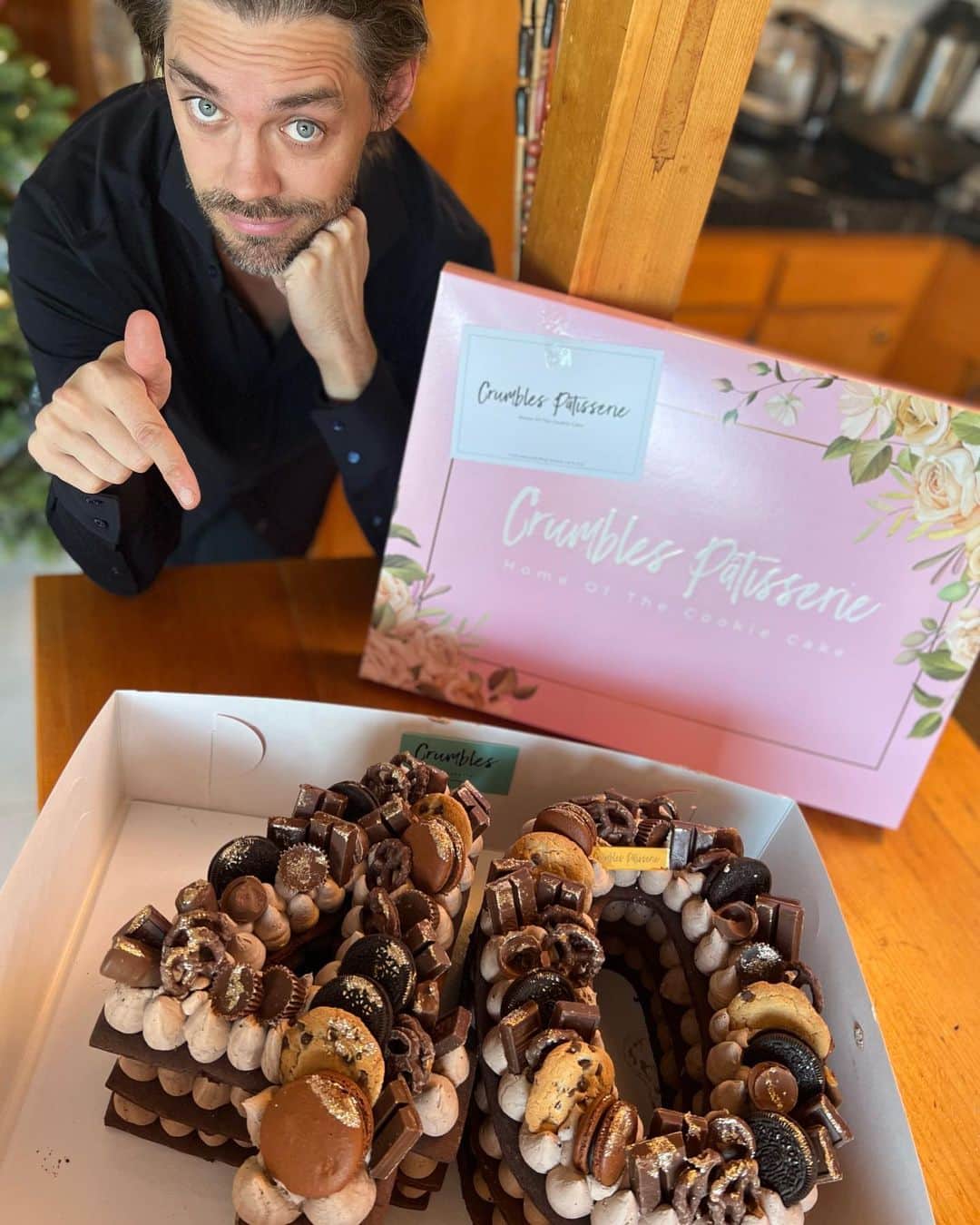 トム・ペインのインスタグラム：「Yesterday marked the end of my 30’s. The decade where for me my life finally started to find some semblance of order and security. My 20’s I couldn’t wait to get over with and my 30’s I was excited for. They didn’t disappoint. I began them single, unemployed and renting an apartment. Unsure as to what my next move in life should be. In that first year of 30 I met the woman I would marry and have children with (there were speed bumps but I always knew). 2 years later I booked the job that changed my life and enabled me to buy a house. By the time I reached 40 we had a son and now I can’t wait to see what this decade will bring. I know there will be sadness as well as joy but that’s the journey of life that we are all on. Growing older has always been exciting for me. I can’t believe I’m 40 now 😂 But with that comes a wonder at what life will present to my family and I. “And those who were seen dancing were thought to be insane by those who could not hear the music”- Nietszche. I’ll always be listening for the music. #ThisIs40」