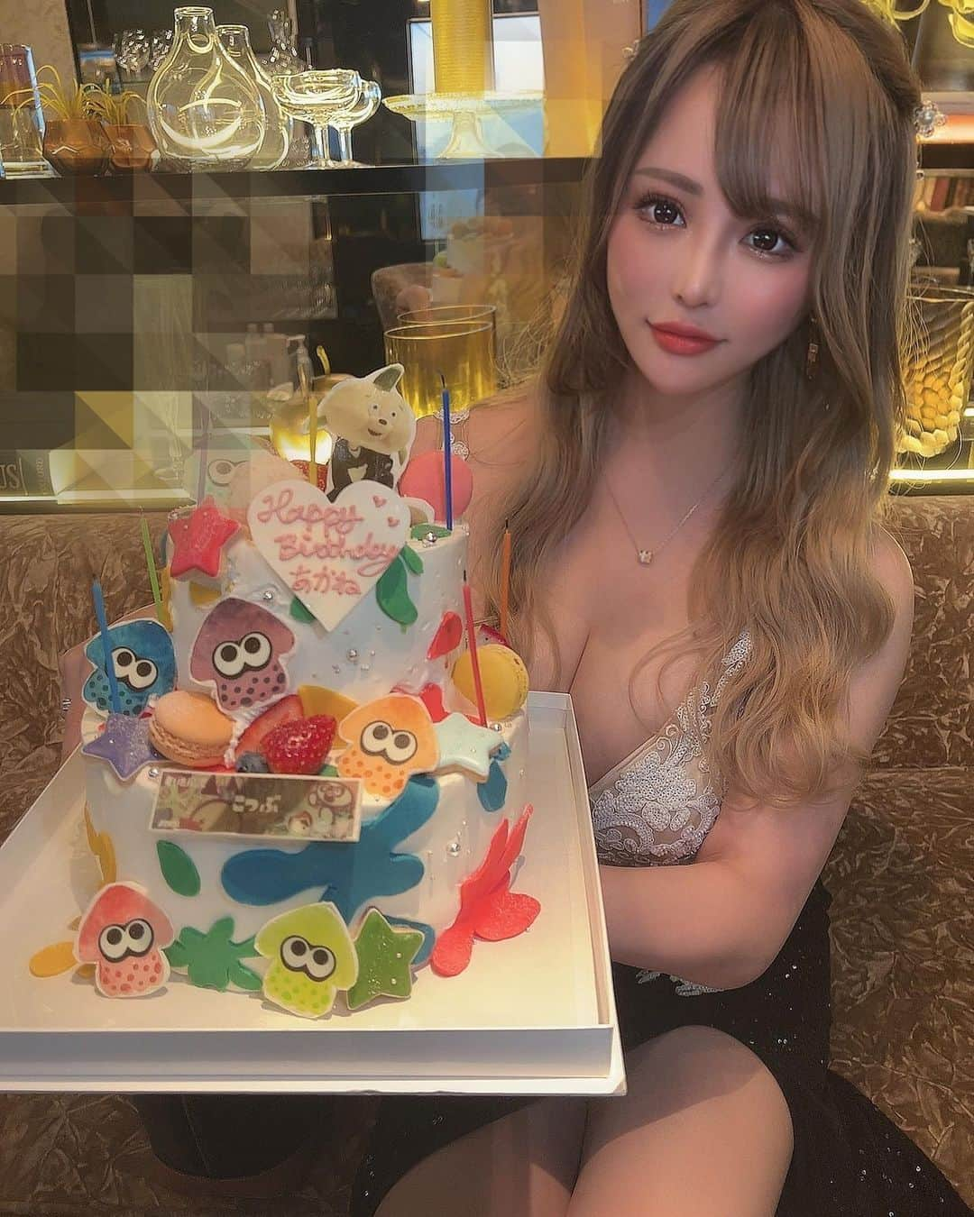 咲月朱音のインスタグラム：「いっぱい写真あるけど色んなあれで載せれないんですが 28歳になりました🙇‍♀️ バースデーに足を運んでいただき本当にありがとうございました☺️   今年ももうすぐ終わりますがやり残したことがあり過ぎるはずなので なにをやり残したか考える事から初めていきます！  #歌舞伎町 #キャバクラ #キャバ嬢 #リュアーグ」