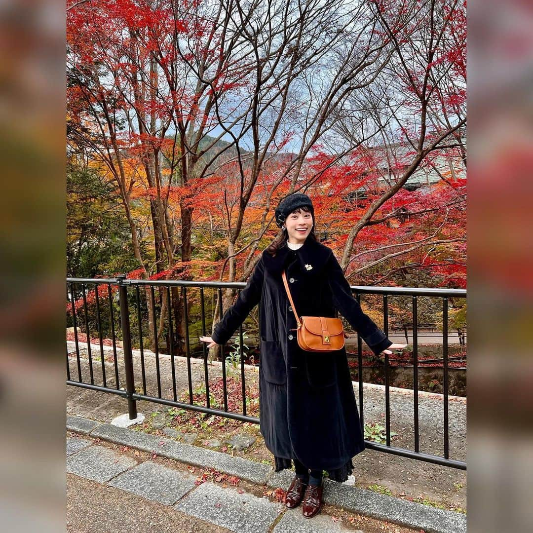 真彩希帆のインスタグラム：「みなさま、こんにちは☺️❤️  昨日は冬至でしたね🍊✨ 私も柚子湯に浸かり、ぽかぽかになりながら これからさらに寒くなる冬に向けて防寒対策を練らなければ....🫡と考えていました。  年を越してしまう前に 今年の紅葉写真を🍁🥰  美しい紅葉の季節、 今までなかなか見に行くタイミングが合わなかったのですが、 今年はしっかりと紅葉狩りをすることができました🙌🏻❤️  数年前から行きたかった 京都にある「三千院」さん。  わたし、お地蔵さまがだいすきでして ずっとこちらに伺ってみたく.... 念願叶ってやっと！ しかも紅葉の季節にうかがえました😳🍁❤️  美しかった〜 お地蔵さまかわいかった〜 いやされた〜😌🍂  紅葉の足跡の道を見つけたり  心奪われた可愛すぎる 「角大師」さまのお守りとお札を購入したり  いい季節だなぁ〜☺️と しみじみ感じるよい時間になりました。  そしてそのあと 可愛らしくあたたかい雰囲気の 本屋の #けいぶん社 さんに行って  “ぞうのマメパオ”という #藤岡拓太郎 さんがかかれた 最高に面白くて癒される絵本を発見したり🔍📚  今まであまり食べてこなかった葛切りを #鍵善良房 さんで食べて 「これが！葛切り！おいしー！つるつる😳✨」 とびっくりしました笑  面白いこと、嬉しいことを発見し 素敵な出会いが沢山の、良い一日になりました🍁  みなさまの、紅葉のおすすめスポットは何処ですか？ 来年もまた季節を葉っぱから感じられたらよいな☺️🍂  明日から 天使にラブソングは名古屋公演！ うれし、たのしのクリスマス公演🎄❤️  劇場でお待ちしております⛪️✨  #京都 #紅葉🍁 #秋がき〜た〜 #冬もき〜た〜  #真彩希帆」