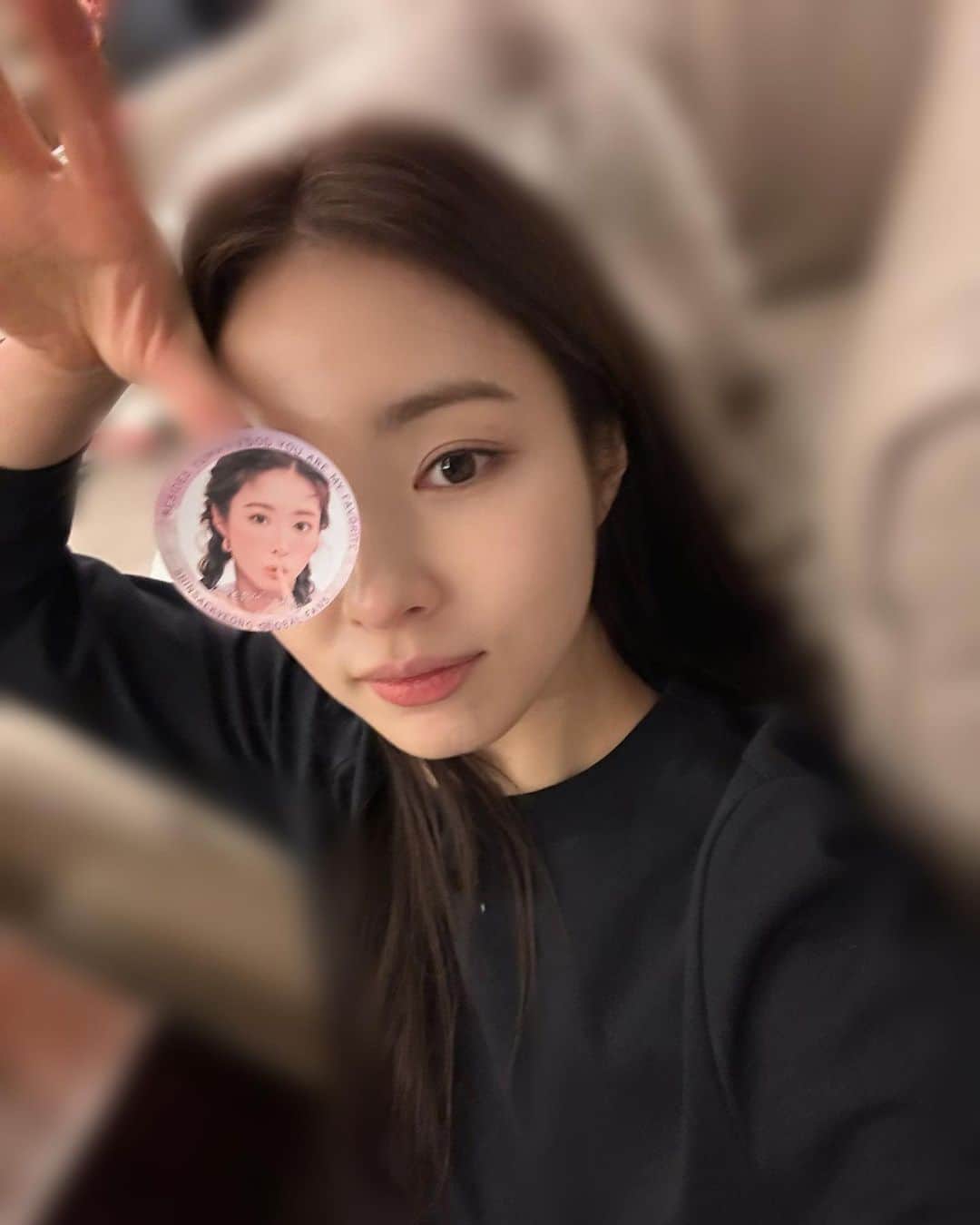 シン・セギョンのインスタグラム：「It was a freezing cold day on set but thanks to all of you everyone was able to enjoy a moment of warmth..💛 So grateful for your support, international fans!🥹」