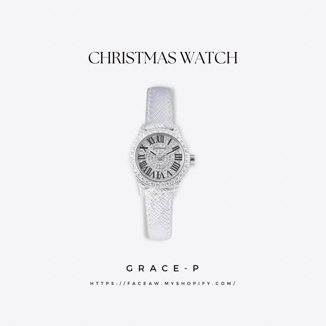 フェイスアワードのインスタグラム：「クリスマスまであと少し🎄🎅 大切な人や家族や自分へのプレゼントに♥️  【SPEC】 ケースカラー︓シルバー ケース素材︓ステンレス ケースサイズ︓25㎜ ケース厚さ︓8㎜ べゼル︓SWAROVSKI社のSWAROVSKI ZIRCONIA 49pcsをJewelry Setting 文字盤︓SWAROVSKI社のSWAROVSKI CRYSTAL153pcs使用 ベルト幅︓12㎜ ムーブメント︓日本製 ３気圧防水  【レザーベルト】 ベルト素材︓カーフレザー ベルト幅︓12㎜（テーパー仕様　バックル部10㎜） ベルト最大︓185㎜ バックル︓ステンレス製ワンプッシュ式 バックル︓ダブルフォールディングバックル（両開きタイプ） （セッティング時の重さ︓ 35g）」