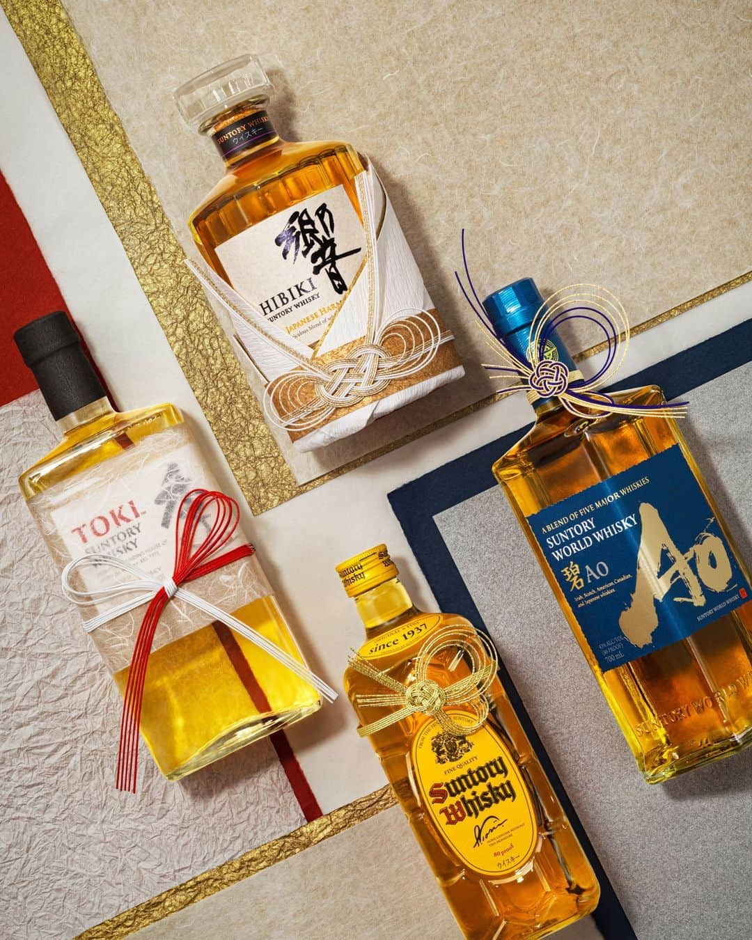 Suntory Whiskyのインスタグラム：「Celebrate this holiday season with a gift curated from the best Japanese whisky the House of Suntory has to offer. You can also imbue the art of omotenashi - or Japanese hospitality - into your gift wrapping by using the traditional methods of furoshiki (Japanese wrapping cloth), washi (traditional Japanese paper) and mizuhiki (rice paper cord).⁣ ⁣ *Suntory Whisky Kakubin is currently unavailable in the US. ⁣ ⁣ #SuntoryTime #HouseofSuntory #SuntoryWhisky #JapaneseWhisky #Whisky #Yamazaki #Whiskygram #Drinkstagram」