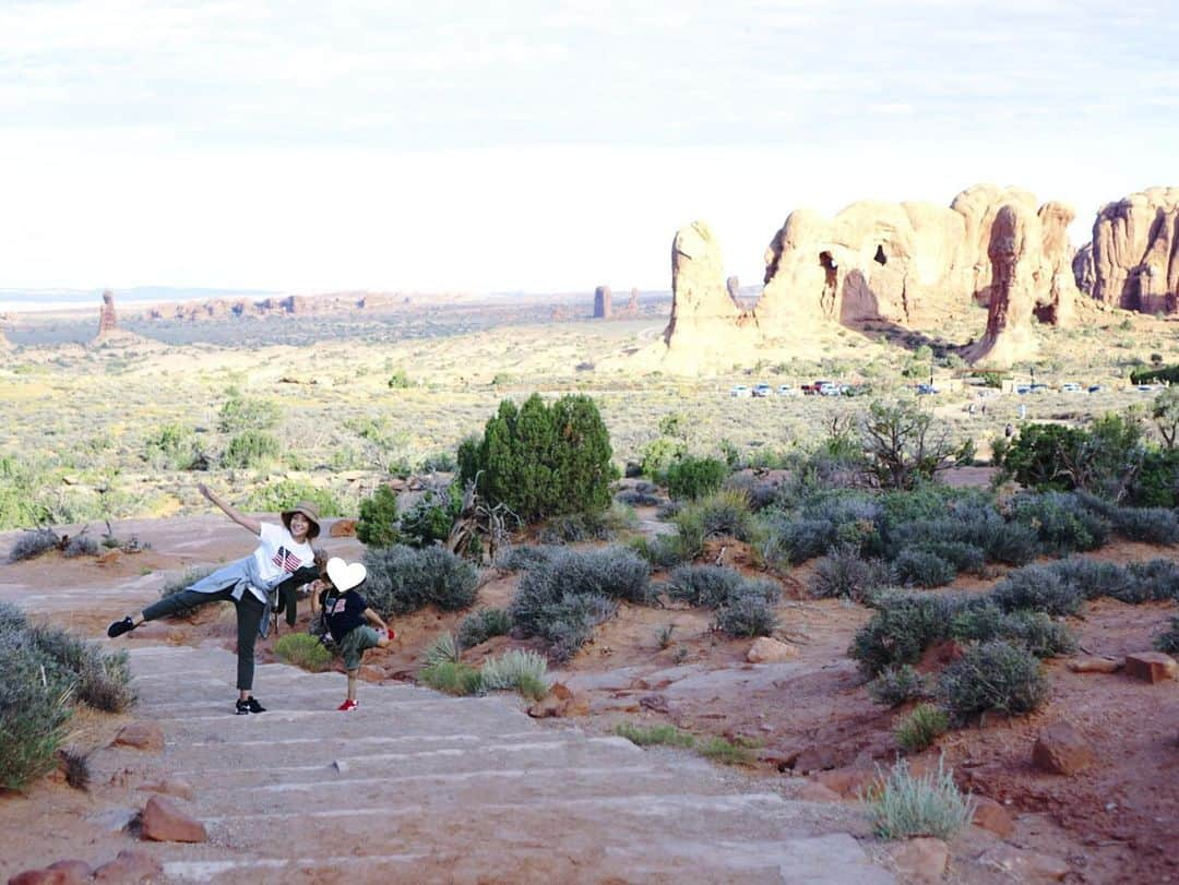 白渚すずさんのインスタグラム写真 - (白渚すずInstagram)「夏休みRV trip ・ ＊Arches National Park＊  今回の旅でどこが一番良かったか？と良く聞かれます。 どこも良かったので一つに絞るのは難しいけれど、 強いて言うならば、こちらがナンバー1だったかなと。 朝一番乗りの日の出から行き、 時間をかけて何箇所かトレッキング等をしたから 思い入れが強いのもあるかも。  砂岩が侵食して自然に出来たアーチの数々。 壮大さに感動の嵐でした。 暑い中、ボクもトレッキングを頑張って この旅で予想以上の彼の体力を発揮してくれました!!  そしてこちらでもボルテックスにより捻れた木がたくさんあり 10枚目はボクが動物の親子みたい!!と発見したもの！  #grandcircle#rv#rvtravel#rvtrip#moab#archesnationalpark#arches#nationalpark#アーチーズ#アーチーズ国立公園 #キャンピングカー#キャンピングカーの旅」12月23日 6時08分 - suzubell_44