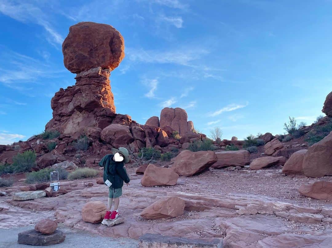 白渚すずさんのインスタグラム写真 - (白渚すずInstagram)「夏休みRV trip ・ ＊Arches National Park＊  今回の旅でどこが一番良かったか？と良く聞かれます。 どこも良かったので一つに絞るのは難しいけれど、 強いて言うならば、こちらがナンバー1だったかなと。 朝一番乗りの日の出から行き、 時間をかけて何箇所かトレッキング等をしたから 思い入れが強いのもあるかも。  砂岩が侵食して自然に出来たアーチの数々。 壮大さに感動の嵐でした。 暑い中、ボクもトレッキングを頑張って この旅で予想以上の彼の体力を発揮してくれました!!  そしてこちらでもボルテックスにより捻れた木がたくさんあり 10枚目はボクが動物の親子みたい!!と発見したもの！  #grandcircle#rv#rvtravel#rvtrip#moab#archesnationalpark#arches#nationalpark#アーチーズ#アーチーズ国立公園 #キャンピングカー#キャンピングカーの旅」12月23日 6時08分 - suzubell_44
