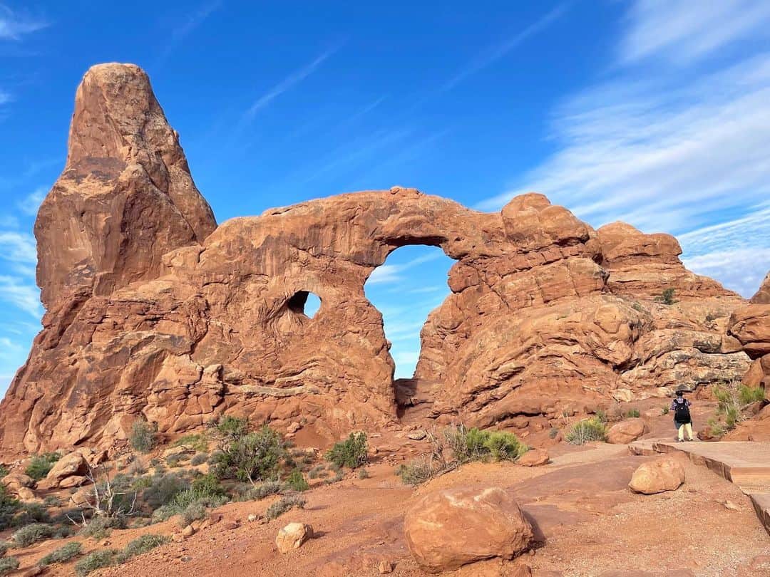 白渚すずさんのインスタグラム写真 - (白渚すずInstagram)「夏休みRV trip ・ ＊Arches National Park＊  今回の旅でどこが一番良かったか？と良く聞かれます。 どこも良かったので一つに絞るのは難しいけれど、 強いて言うならば、こちらがナンバー1だったかなと。 朝一番乗りの日の出から行き、 時間をかけて何箇所かトレッキング等をしたから 思い入れが強いのもあるかも。  砂岩が侵食して自然に出来たアーチの数々。 壮大さに感動の嵐でした。 暑い中、ボクもトレッキングを頑張って この旅で予想以上の彼の体力を発揮してくれました!!  そしてこちらでもボルテックスにより捻れた木がたくさんあり 10枚目はボクが動物の親子みたい!!と発見したもの！  #grandcircle#rv#rvtravel#rvtrip#moab#archesnationalpark#arches#nationalpark#アーチーズ#アーチーズ国立公園 #キャンピングカー#キャンピングカーの旅」12月23日 6時08分 - suzubell_44
