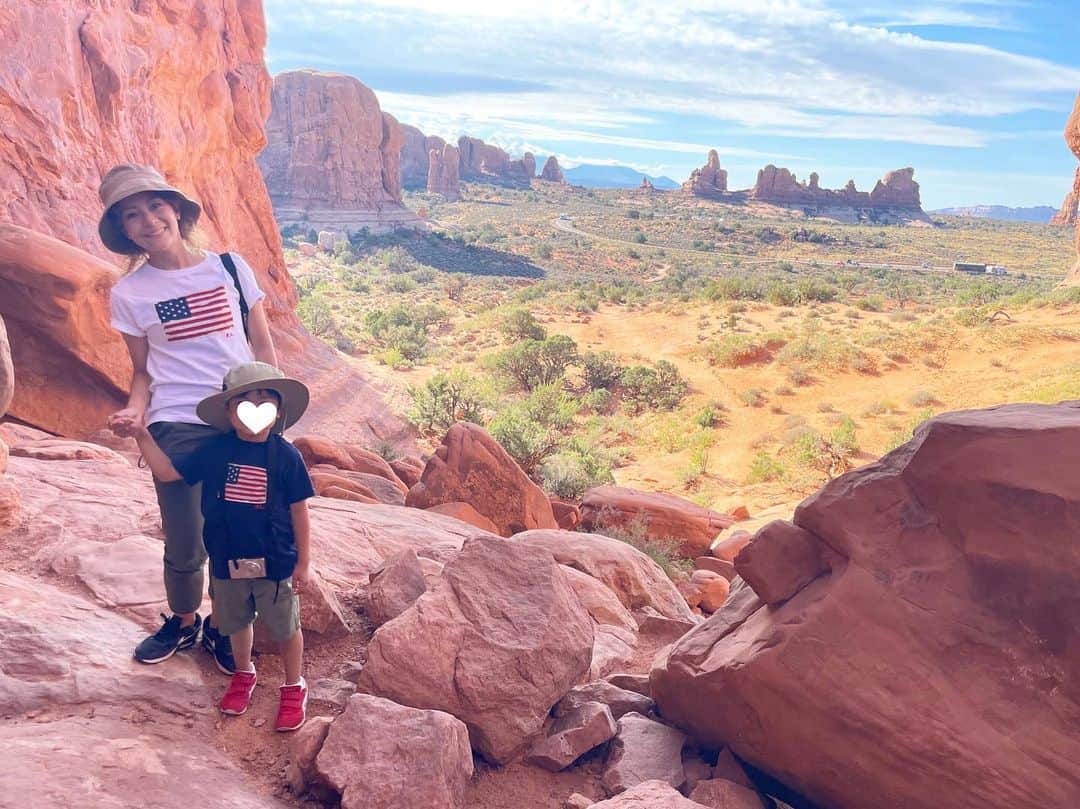 白渚すずさんのインスタグラム写真 - (白渚すずInstagram)「夏休みRV trip ・ ＊Arches National Park＊  今回の旅でどこが一番良かったか？と良く聞かれます。 どこも良かったので一つに絞るのは難しいけれど、 強いて言うならば、こちらがナンバー1だったかなと。 朝一番乗りの日の出から行き、 時間をかけて何箇所かトレッキング等をしたから 思い入れが強いのもあるかも。  砂岩が侵食して自然に出来たアーチの数々。 壮大さに感動の嵐でした。 暑い中、ボクもトレッキングを頑張って この旅で予想以上の彼の体力を発揮してくれました!!  そしてこちらでもボルテックスにより捻れた木がたくさんあり 10枚目はボクが動物の親子みたい!!と発見したもの！  #grandcircle#rv#rvtravel#rvtrip#moab#archesnationalpark#arches#nationalpark#アーチーズ#アーチーズ国立公園 #キャンピングカー#キャンピングカーの旅」12月23日 6時08分 - suzubell_44