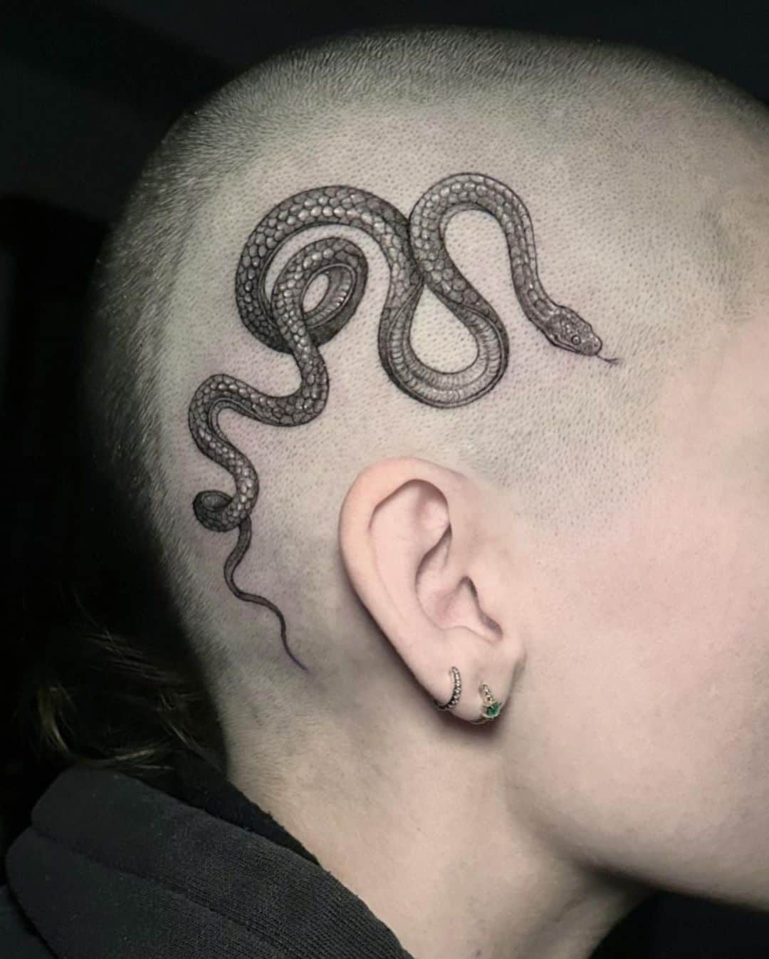 スカイラー・グレイのインスタグラム：「That fresh ink tho 🤌🏻  By @brightbones   #snaketattoo #serpenttattoo #headtat #skulltat #headtattoo #skulltattoo #femaleheadtattoo #femalebuzzcut #baldgirl #rattail #mowhawk」