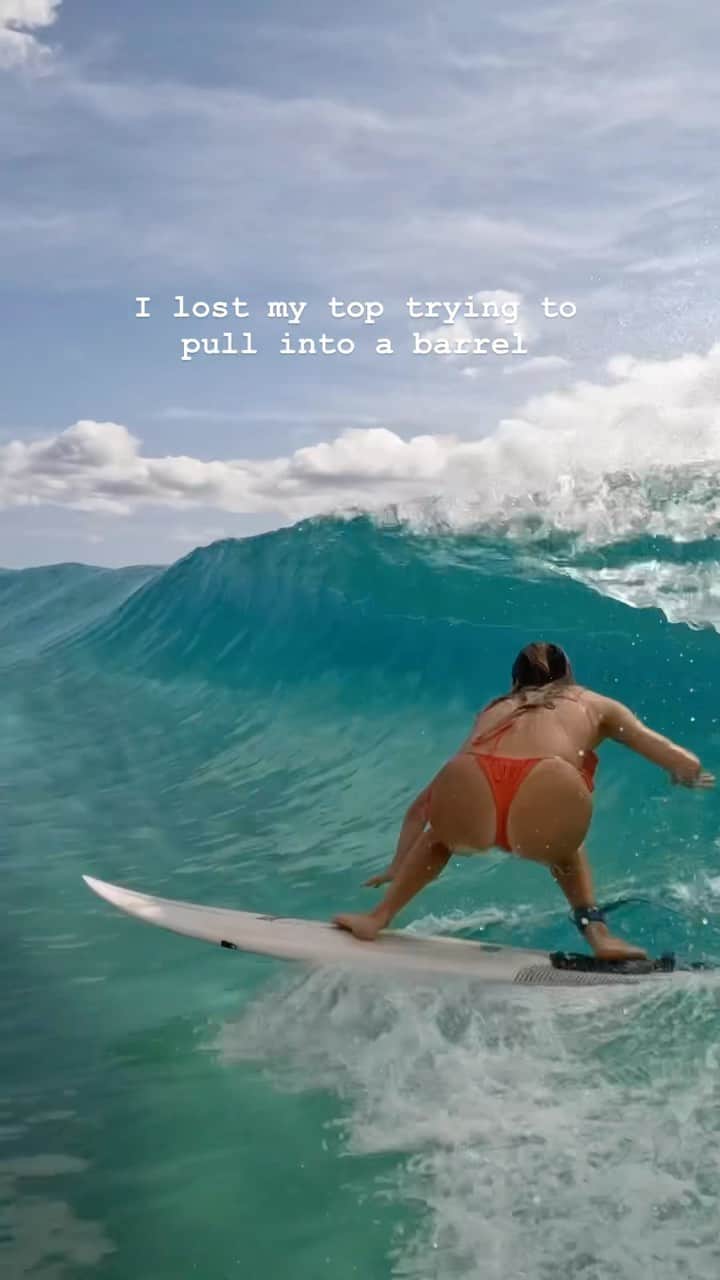 アラナ・ブランチャードのインスタグラム：「Long story short I wore the wrong suit surfing🤣」