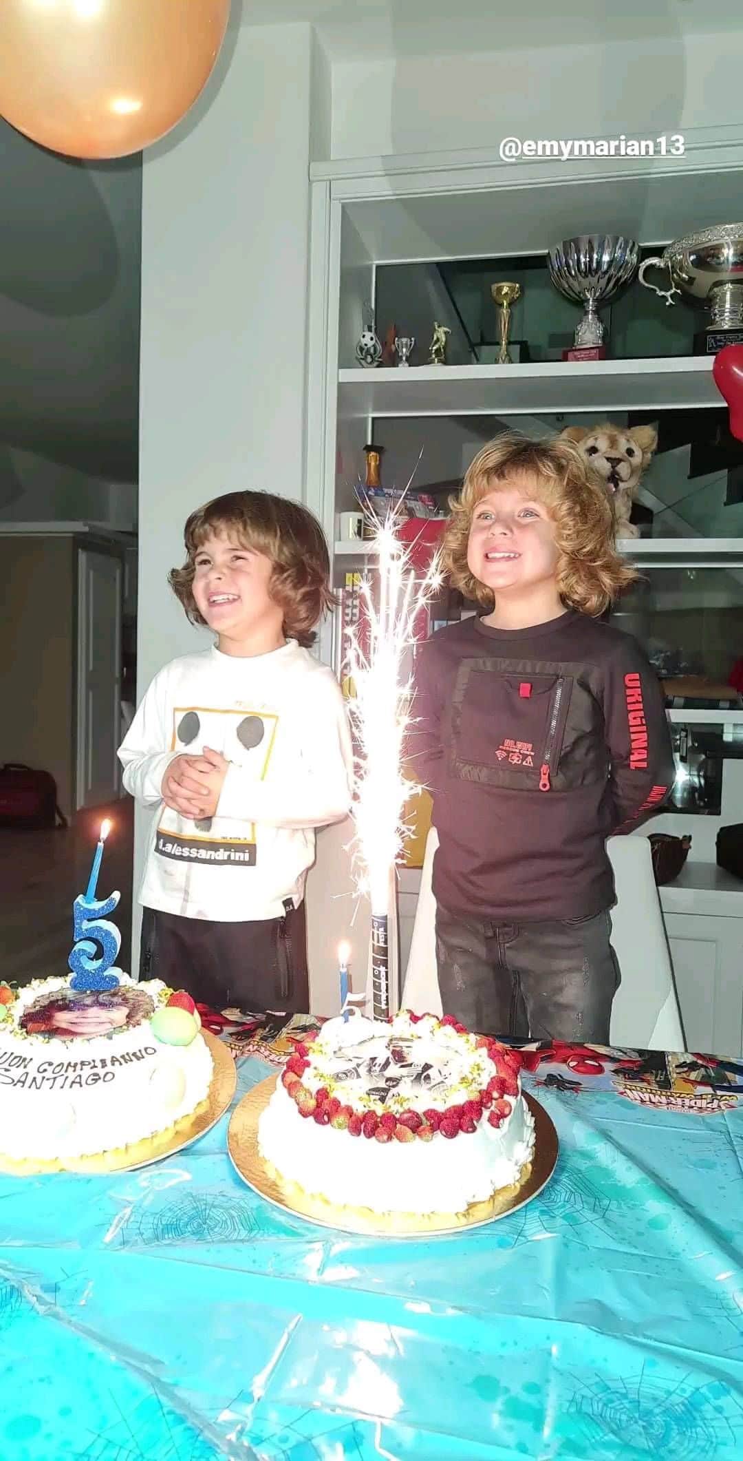 マリアーノ・イスコのインスタグラム：「#ricordi #compleanno #erano #piccoli」