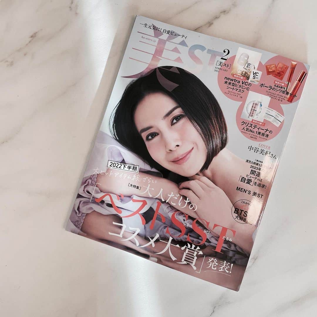 ??viviannail??のインスタグラム：「発売中の美ST最新号で、 one day nailが📖セルフネイルの企画で#水性ネイル として 紹介頂きました✨  今までの概念と真逆の マニキュア💅🏻✨　  ▪︎お湯でオフできる ▪︎無臭 ▪︎速乾 ▪︎一日中しっかり持続  現在、東京ミッドタウン日比谷2階 @skinaware さんの店頭にてお取り扱い頂いています。 お近くの方は是非お試しください💅🏻  #水性マニキュア#セルフネイル #マニキュア #マニキュアネイル #トレンドネイル #人気ネイル  #nail #ネイル#ネイルカラー #冬ネイル #セルフネイル部 #白金高輪ネイルサロン #おうちネイル」