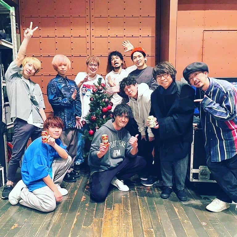 ISEKIのインスタグラム：「#KEYTALK #wacci #毎日がクリスマス  みんな帰って来てくれてありがとね✨ 両アーティスト共に圧巻 素晴らしいパフォーマンスでした✨ また待ってるぞー！！！！  来てくれた皆様も ありがとうございました🎄✨  #エアトリ #スプリングバレー」