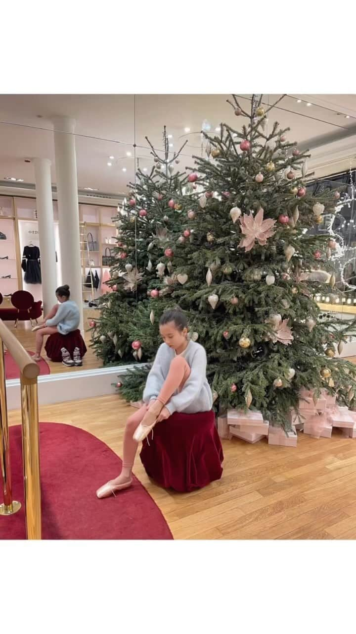 フィロとポンポンのインスタグラム：「La passion de la danse occupe la première semaine des vacances… Le matériel s’use et un petit tour chez @repettoparis devient vite nécessaire !🩰 Heureusement, au bout du stage il y a une petite récompense !✨ #repetto #dancewithrepetto #ninametayer」