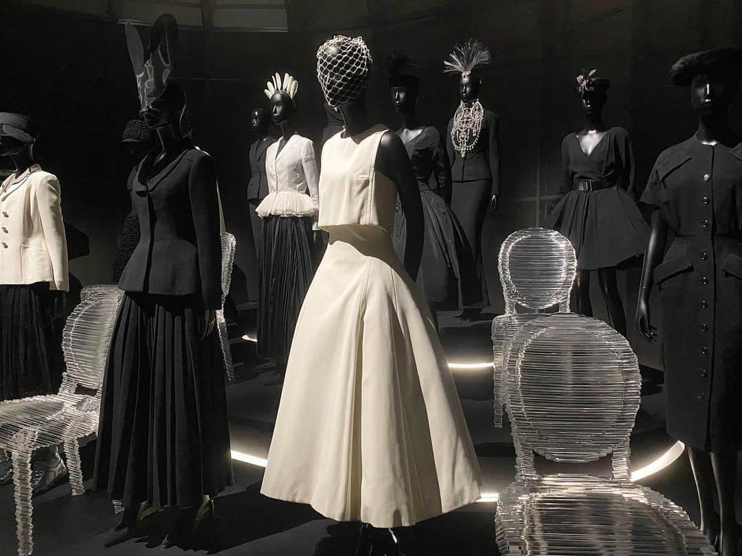 東原優希のインスタグラム：「︎︎︎︎︎☺︎  クリスチャン・ディオール、 夢のクチュリエ🤍 ⁡ #Dior #Dior展 #クリスチャンディオール」
